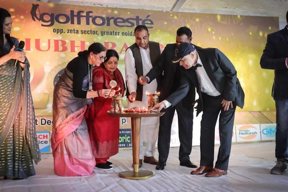 फैशन शो में महिलाओं ने किया रैंप वॉक, कार्यक्रम का लोगों ने उठाया लुफ्त